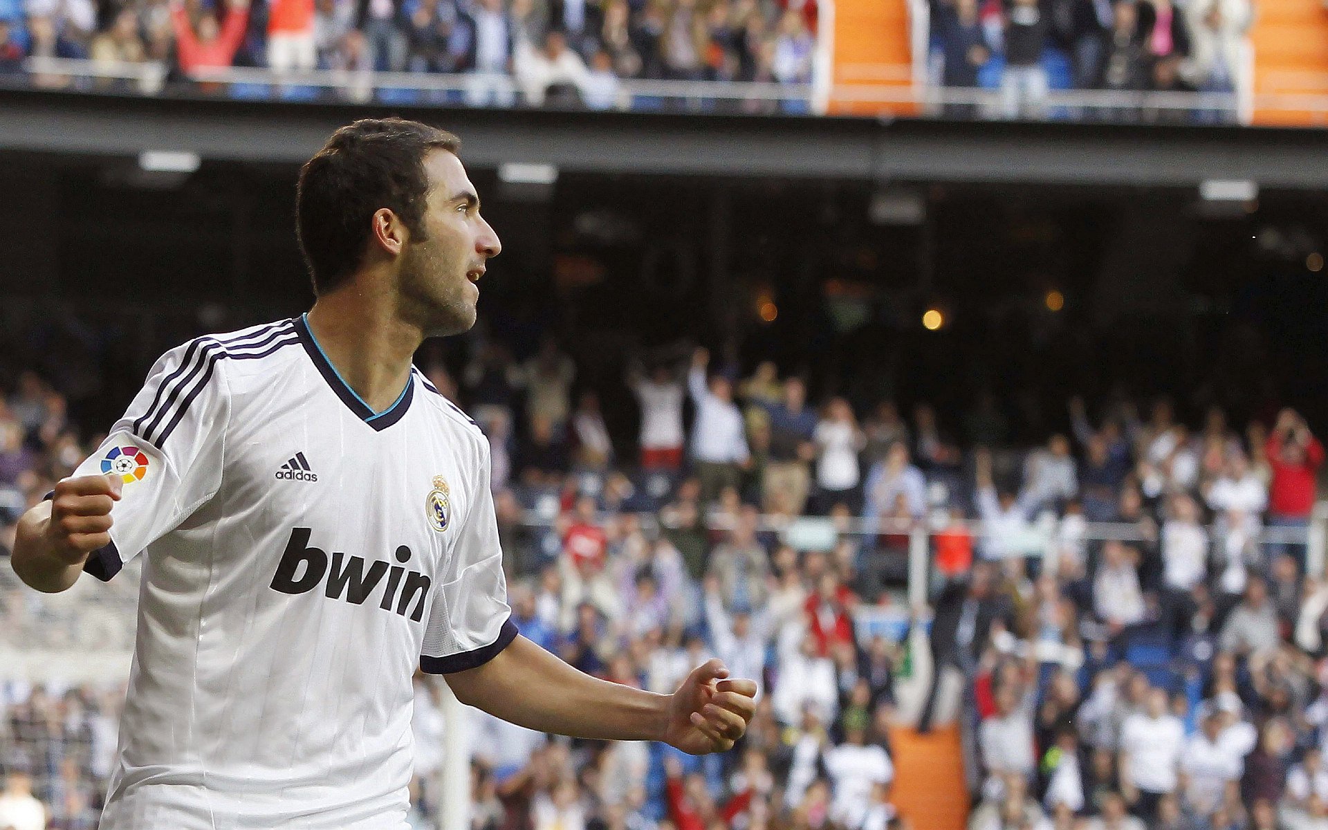 英格兰骑手汤姆·麦克尤恩在巴黎奥运会上获得个人障碍赛银牌，创造历史。