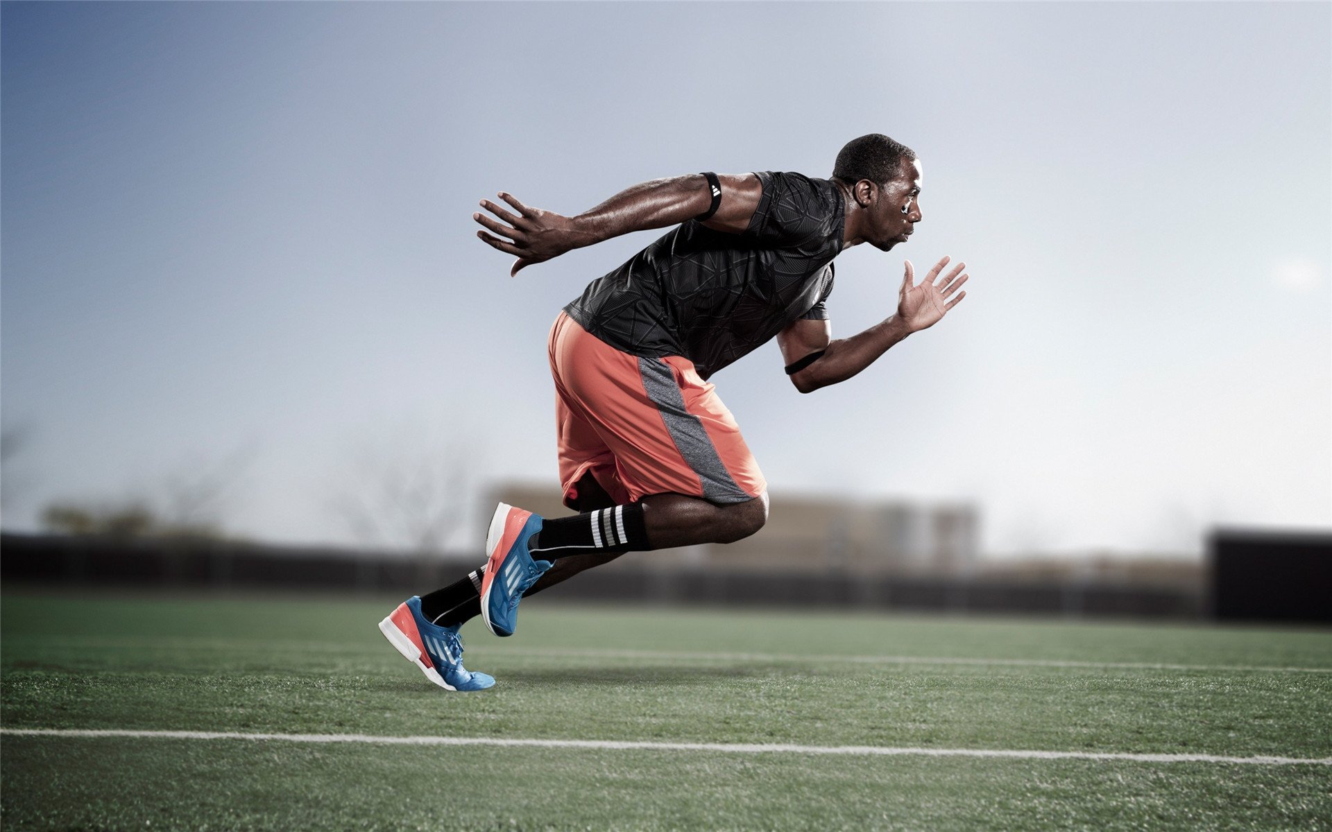 英格兰骑手汤姆·麦克尤恩在巴黎奥运会上获得个人障碍赛银牌，创造历史。